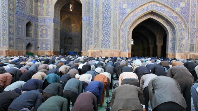 muslimimiehiä rukoilemassa