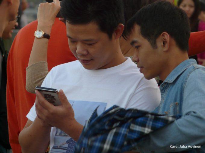kiinalaiset miehet ja kännykkä
