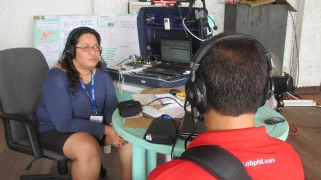Haastattelu käynnissä Taclobanin kriisiradiossa.