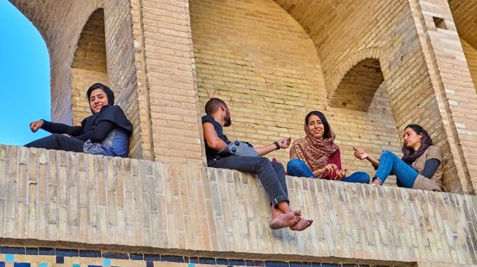 Nuoret istuskelevat Isfahanissa, Iranissa.