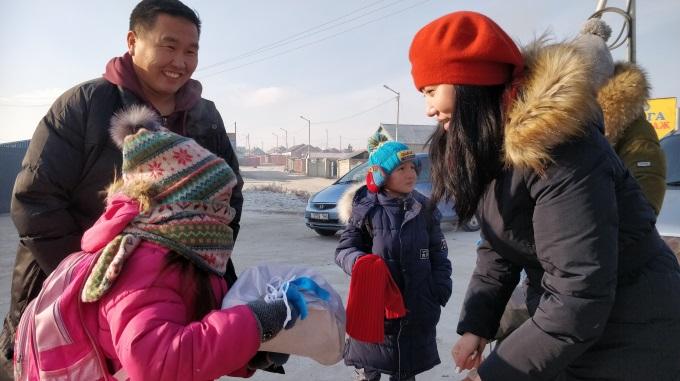 Joulupakettien jakoa Mongoliassa.