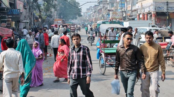 Ihmisiä New Delhin kadulla.