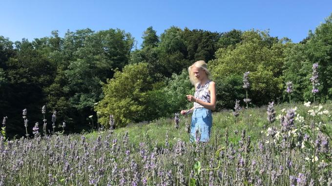 Noora Huikko laventelipellolla Kroatiassa.