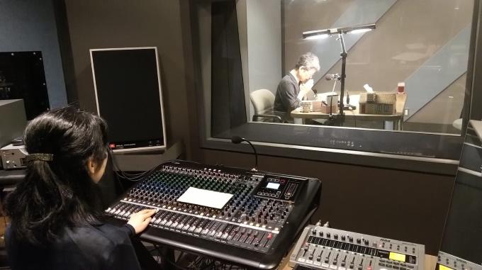 Keiko Yoshizakin radio-ohjelmaa nauhoitetaan.