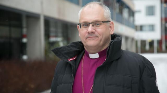 Porvoon piispa Bo-Göran Åstrand ulkona talvisäässä.