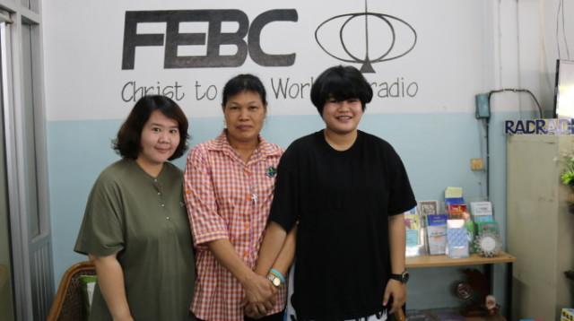Radiotuottaja ja kaksi kuuntelijaa kohaavat FEBC:n toimistossa Bangkokissa.