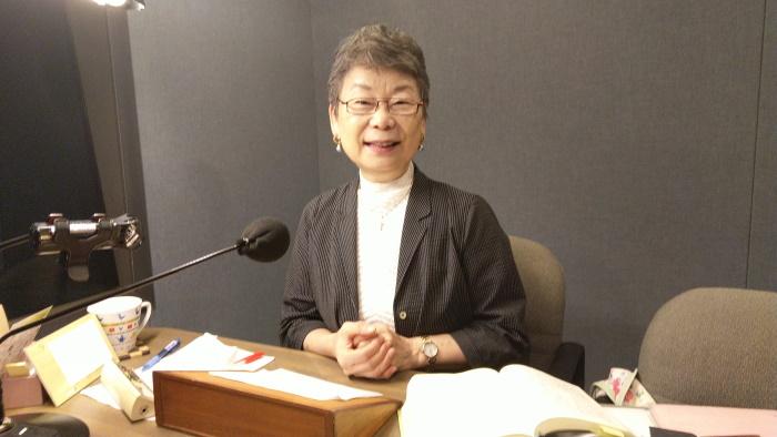 Keiko Yoshizaki mikrofonin takana.