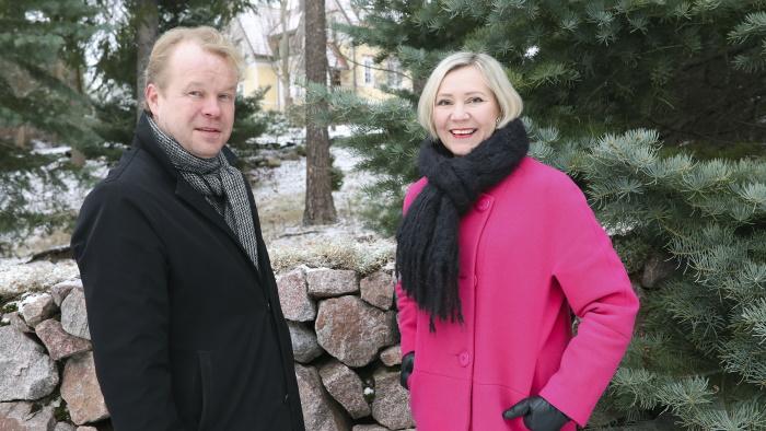 Seurakuntalainen.fi:n ensimmäinen ja nykyinen päätoimittaja Kai Kortelainen ja Sari Savela.