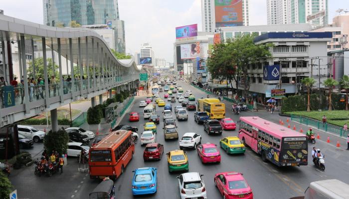 Bangkokin liikenne on vilkasta.