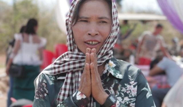 Kambodžainen nainen kädet tervehdyksessä.