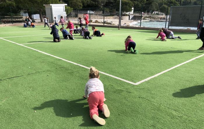Lapsia leikkikentällä Kroatiassa.
