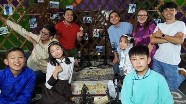 Palkitun lastenohjelman tekijöitä Mongoliassa.