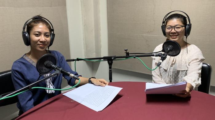 Kaksi naista radiostudiossa.