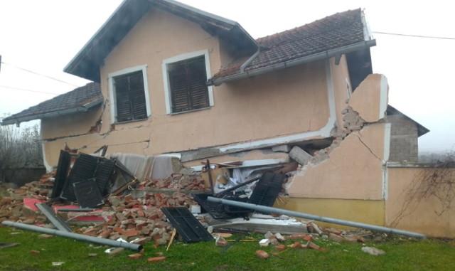 Maanjäristyksessä tuhoutunut talo.
