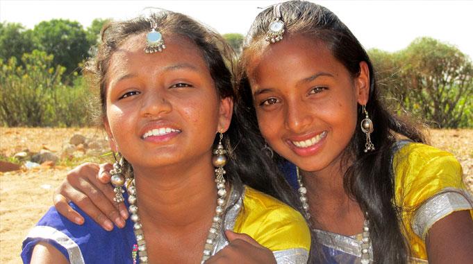 Kaksi intialaista tyttöä.