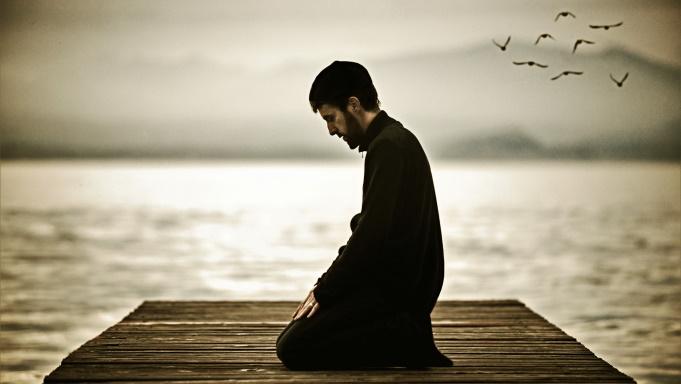 Muslimimies rukoilee laiturilla.