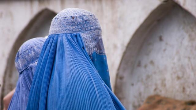 Kaksi hunnutettua naista Kabulissa.