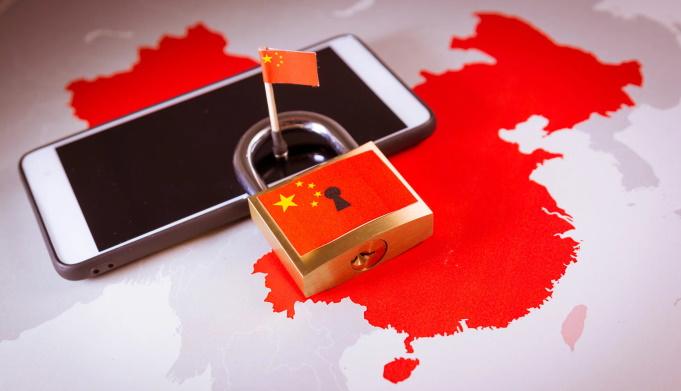 Kiinan kartta, kännykkä ja lukko.