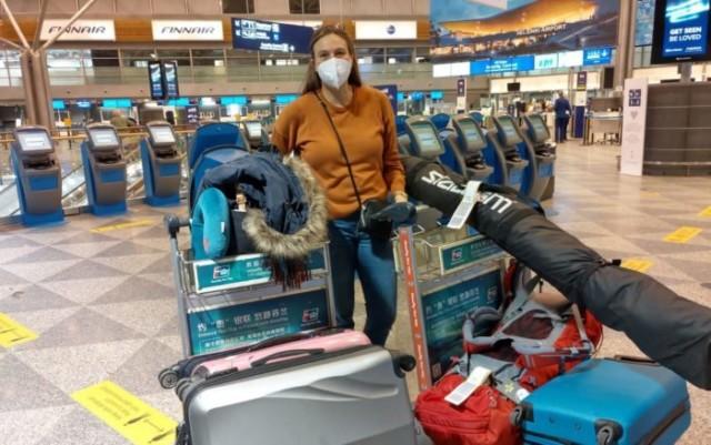 Erja Tillgren matkatavaroiden kanssa lentokentällä.