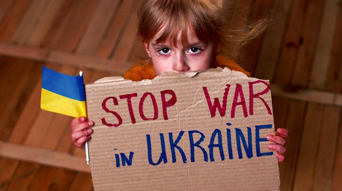 Lapsi vetoaa lopettamaan sodan Ukrainassa.