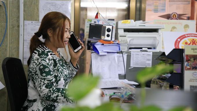 Radioaseman työntekijä puhuu puhelimeen Kambodžassa.