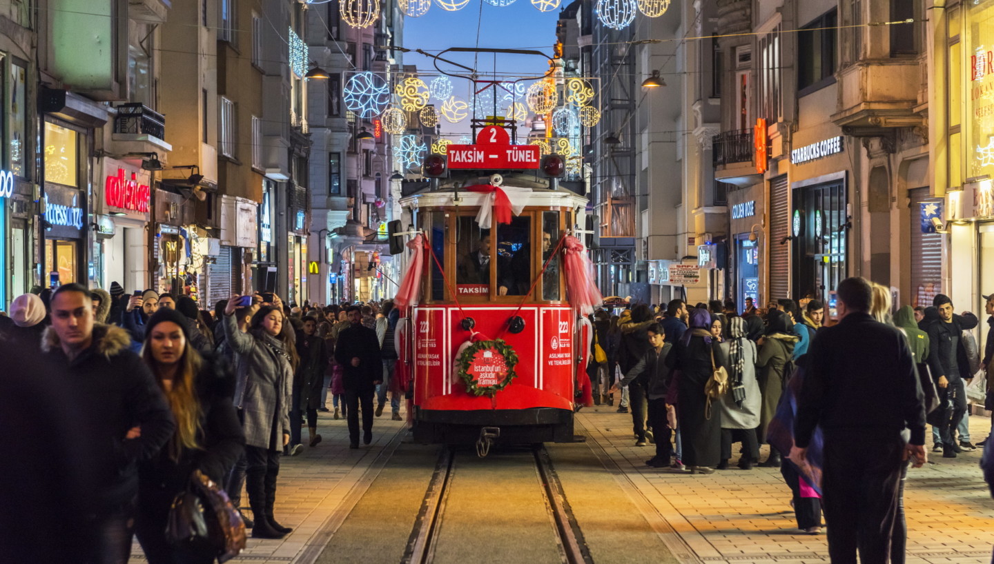 Raitiovaunu vilkkaalla kadulla Istanbulissa joulun aikaan.