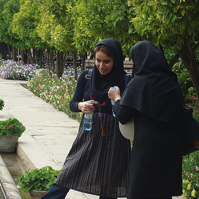 Kaksi nuorta iranilaisnaista.