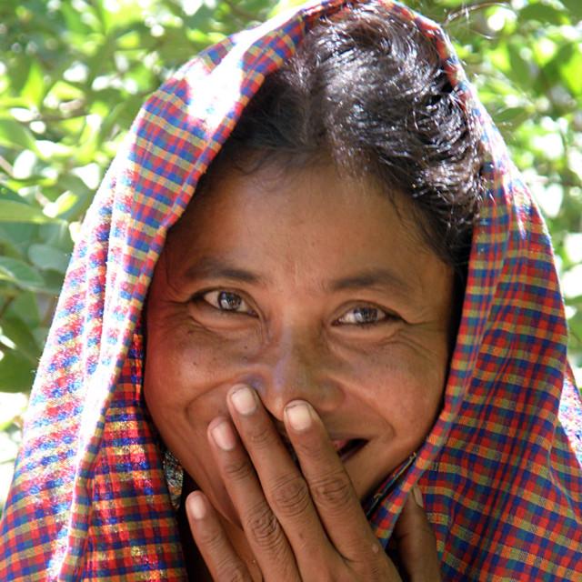Hymyilevä nainen Kambodzasta.