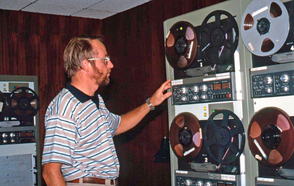 Leo Karppinen radioasemalla vuonna 1984.