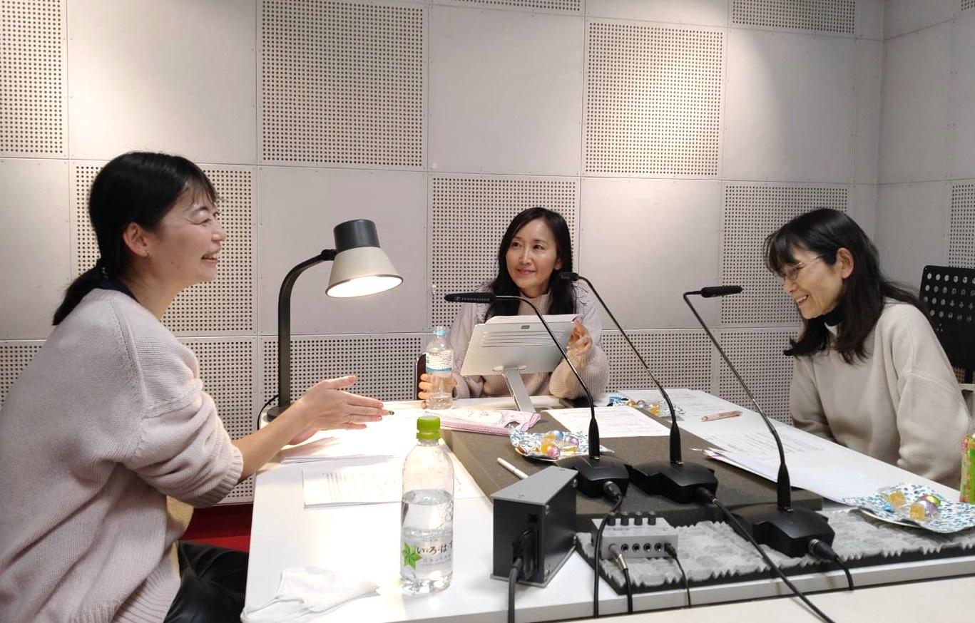 Kolme japanilaista naista radiostudiossa.