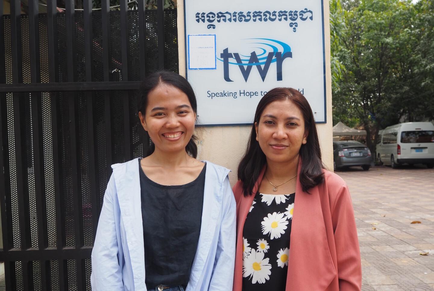 Kambodžalaiset naiset Sreymich Chea ja Ith Pisey TWR:n toimiston edustalla.