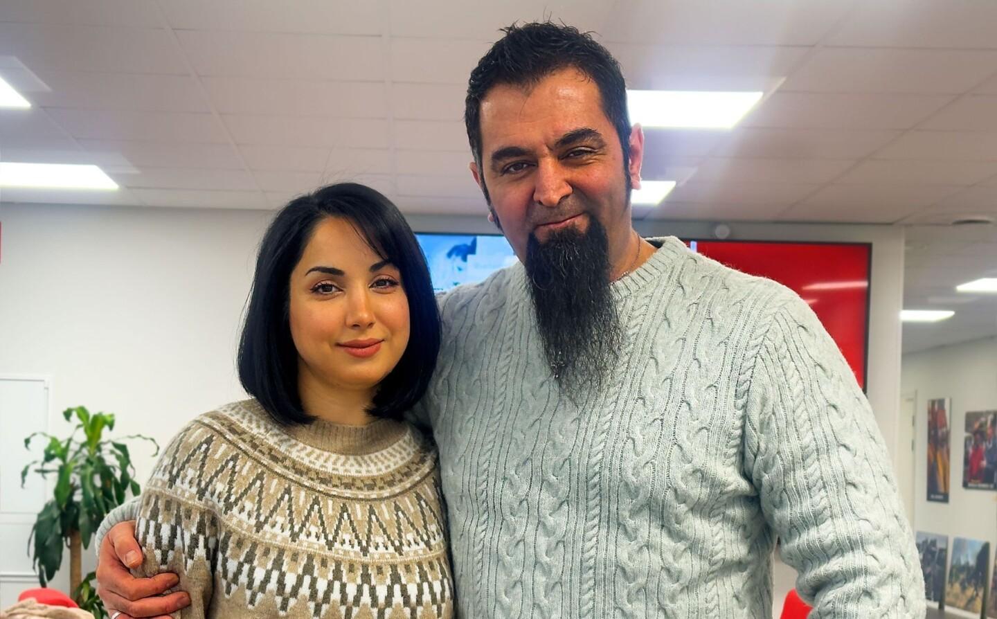 Nazanin Ashari ja Nader Taghizadeh katsovat hymyillen kameraan.