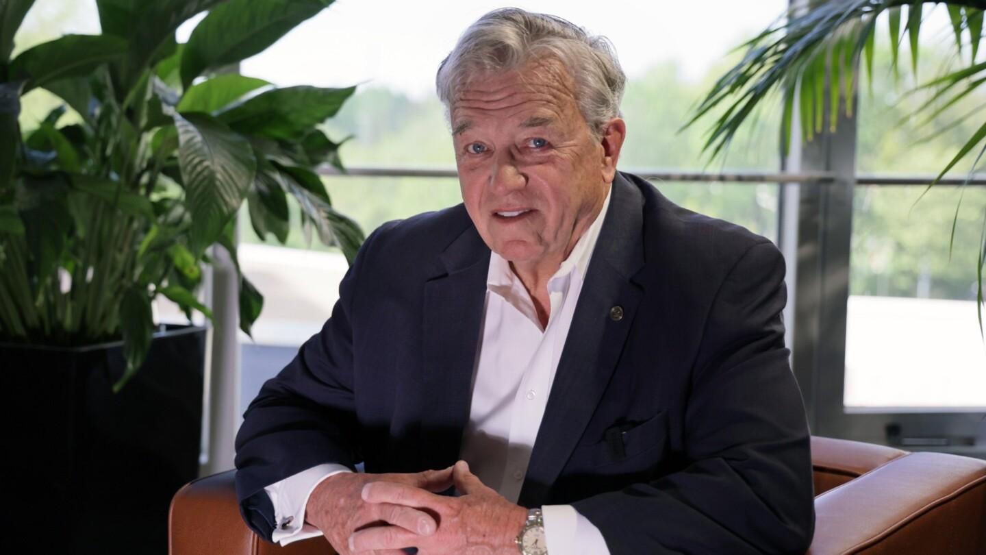 Ed Cannon istuu nojatuolissa kädet ristissä ja katsoo hymyillen kameraan.