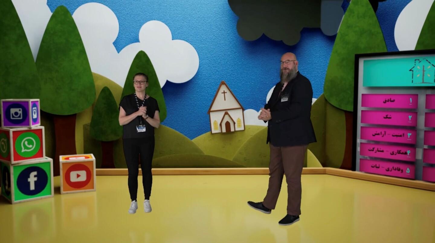 Laura Ahonen ja Mikael Tunér virtuaalikulisseissa.