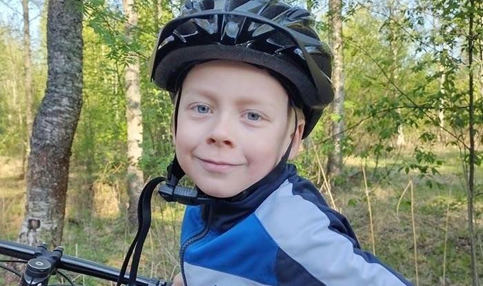 Paulus metsässä pyöräilykypärä päässään.
