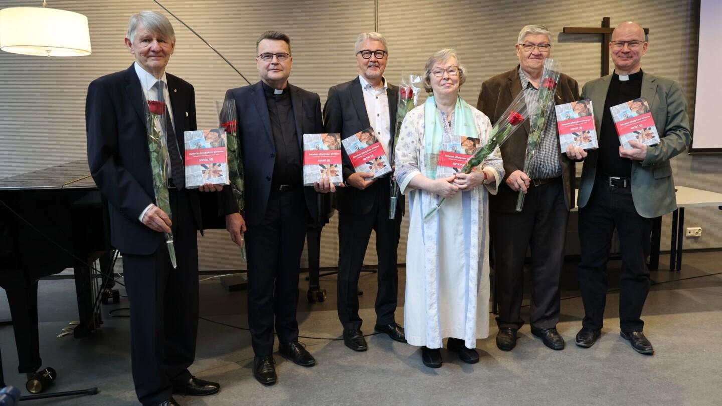 Sansan 50-vuotishistoriikin kirjoittajia kukitettuna ja uusi teos kädessä.