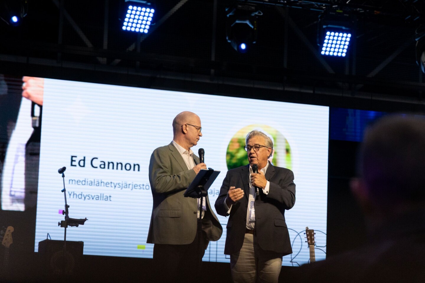 Mikko Matikainen ja Ed Cannon mikrofonien kanssa esiintymislavalla.