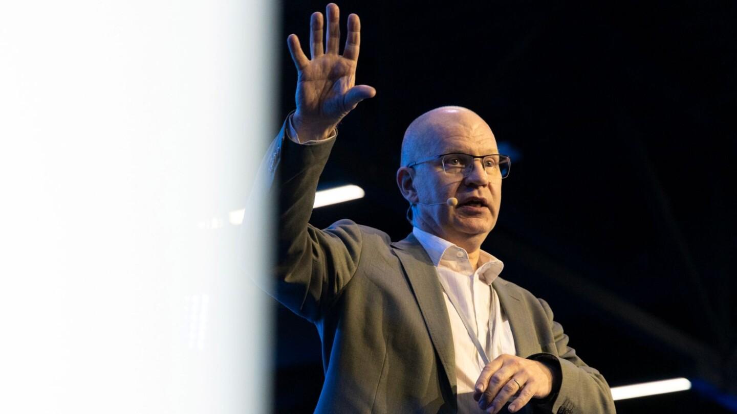 Mikko Matikainen pitää puhetta.