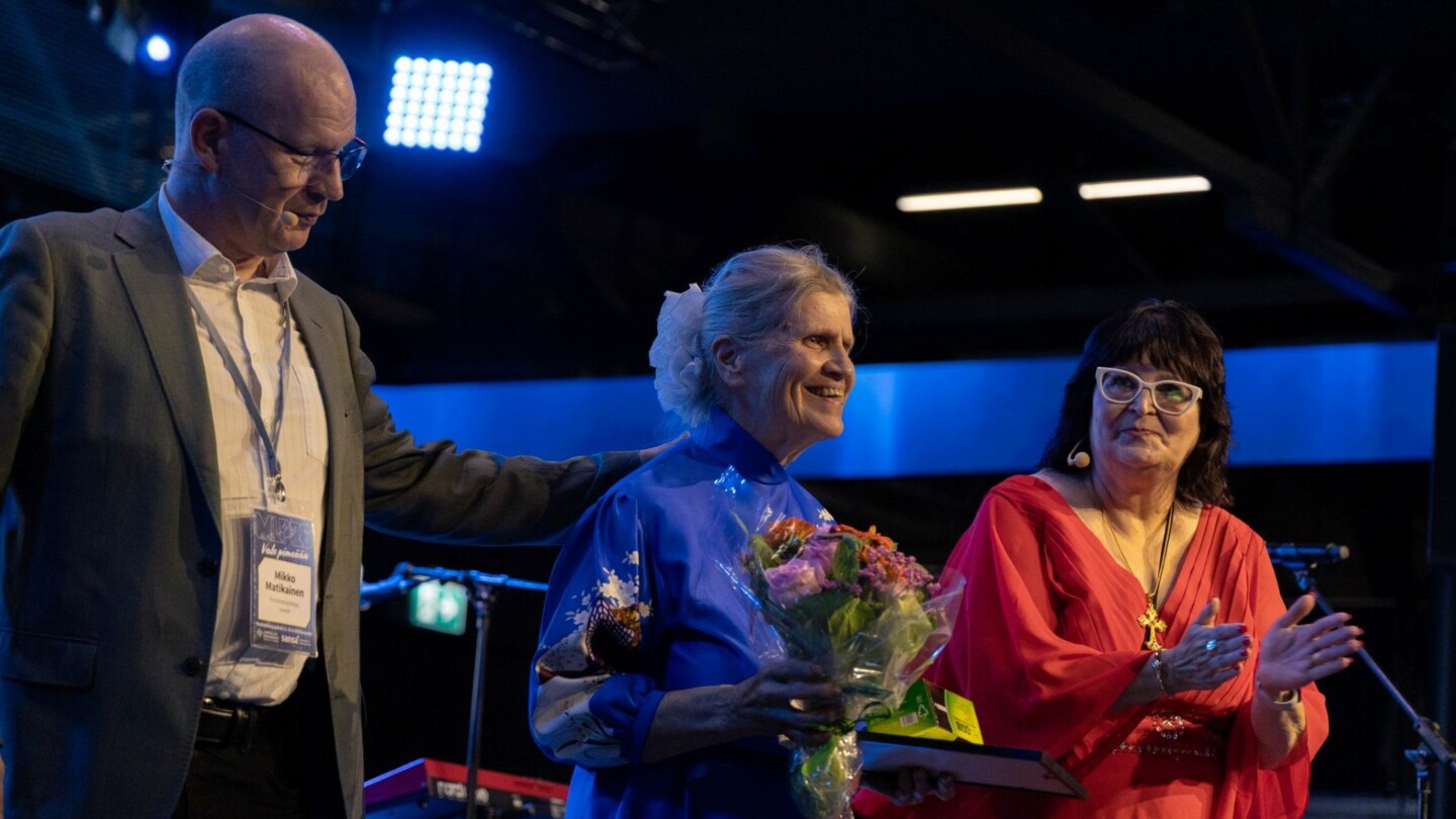 Mikko Matikainen, Rauha Pulkkinen ja Elisheva Karonen esiintymislavalla.