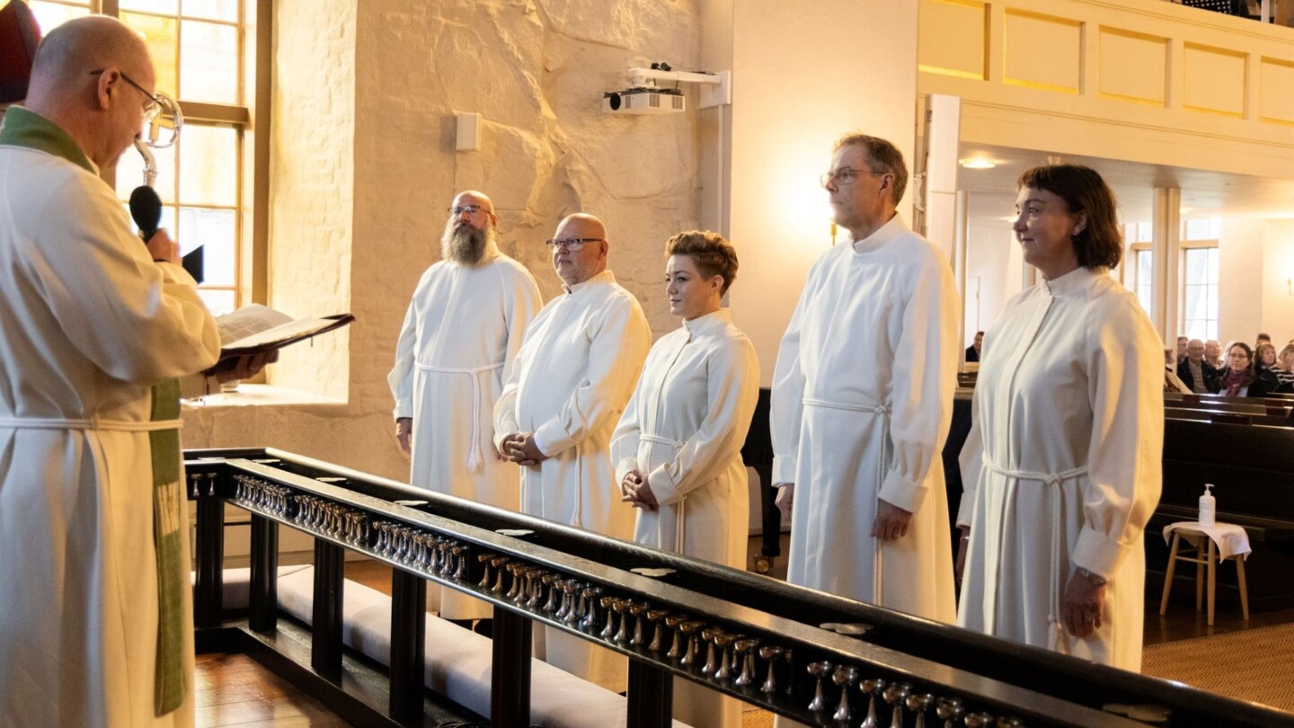 Lempäälän Pyhän Birgitan kirkon alttarilla seisovat siunattavina Mikael Tunér, Mikael Juntunen, Laura Tulisalo, Sami Jalonen ja Lea Pääkkönen.