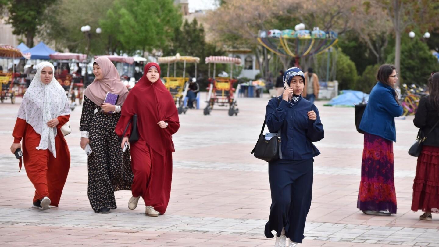 Naisia kadulla Uzbekistanissa.