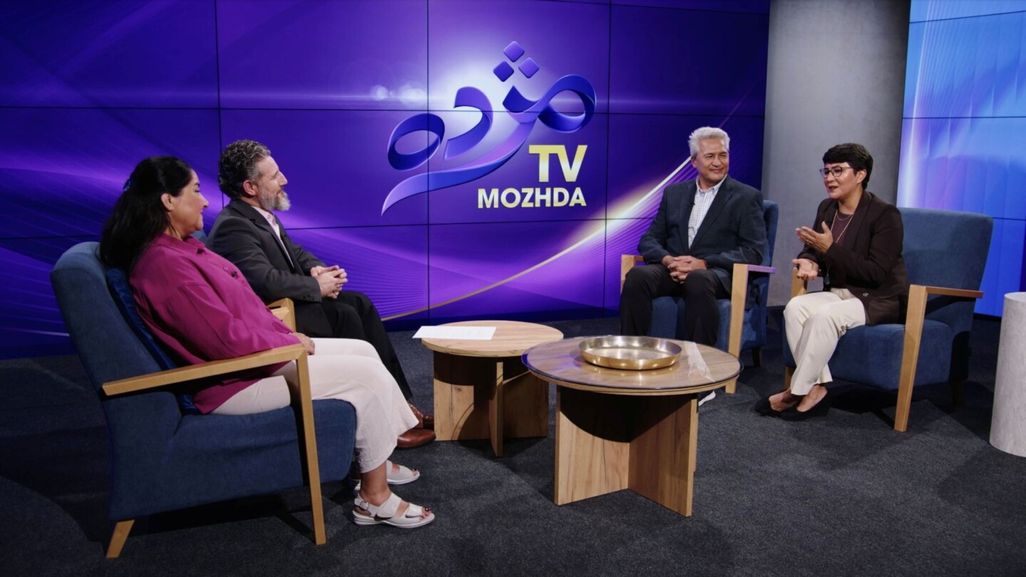 Kuvakaappaus Mozhda TV:n ensimmäisestä ohjelmasta, jossa neljä ihmistä istuu pöydän ääressä keskustelemassa.